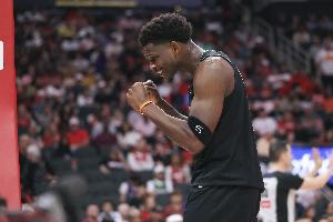 华子经纪人：我很难理解联盟的判决尺度 但球员完全不在意这事