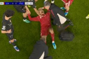 可能伤及跟腱！埃基蒂克第29分钟无对抗伤退，在担架上双手抱头