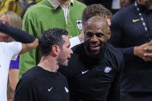 队记：湖人客战勇士赛前举行球队会议 詹姆斯引领全队重振信心