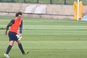 有颗前锋的心？泰山队训练中王大雷突然前插，抢断陈泽仕并射门