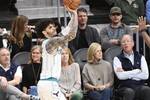 白巧克力：我会花钱去看三球 我没法像他一样投单脚三分