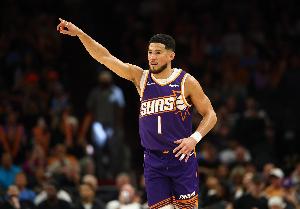 奋力输出！布克半场10投6中砍下16分1板3助&正负值+7