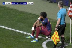 在想什么呢？费尔明被踢出血接受治疗，亚马尔在角旗区坐球等待