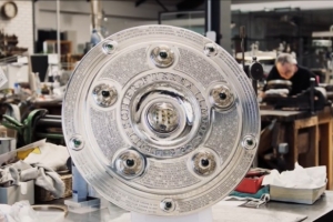 官方：本赛季德甲冠军奖盘增加更大的圆环，满足未来30年冠军刻名