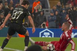 麦卡利斯特铲倒内维斯被出示黄牌，若晋级将累积黄牌停赛