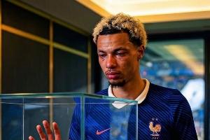 世界杯梦碎…埃基蒂克理了个板寸，社媒更新自己抽象ai复出视频