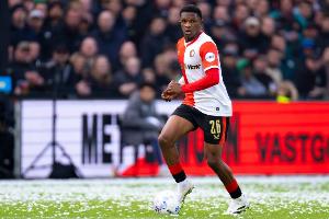 德天空：拜仁签19岁右后卫雷德进展缓慢，当前专注戈登和艾希霍恩