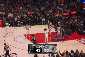 双脚都离地了！卡斯尔起跳落地裁判没吹 开拓者目送后者突破扣篮