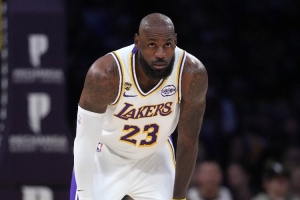 詹姆斯：胶着时期我仍相信球队有能力扭转战局 就是专注于当下