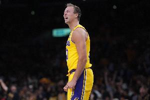 解说：肯纳德快要打成里夫斯了 火箭对他不该防成这样