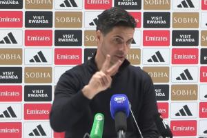 连续敲桌意难平！阿尔特塔：上场胡桑诺夫也该被罚下，这关乎争冠