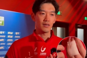 颜骏凌：赛前热身手指脱臼，这时候更需要给球队信心所以坚持完赛