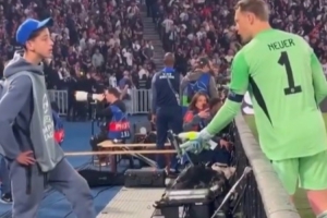 拜仁最后时刻反扑！诺伊尔要球，但巴黎球童踩着足球拒绝交出