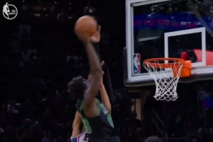 空中作业！杰伦·布朗送抛传 奎塔空接得手可惜加罚不中