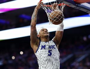 扛住了！班凯罗上半场14中8砍22分5板4助1断 罚球7中4