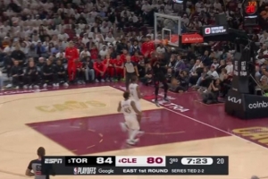 一招鲜吃遍天！骑士连续失误 巴雷特反击得手后谢德三分射停骑士