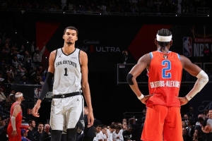 今年季后赛场均赢10+分的球队：雷霆17.3、马刺12.4、尼克斯10.8