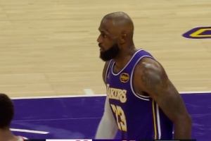 白热化！艾顿再补篮得手&詹姆斯上篮打中 湖人3分钟轰11-1追到3分