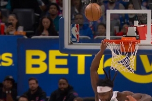 助力黑八？斯图尔特莫名抓筐被吹干扰球 再犯规送对手打2+2