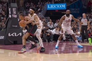 问题不大！斯科蒂·巴恩斯单打时膝盖扭了下 继续坚持作战