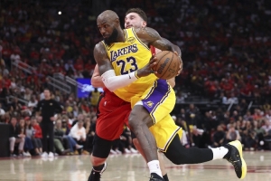 解说：火箭三分投开给了湖人“大惊喜” 雷迪克包夹申京失了智