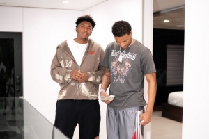 大学队友！朱利安·里斯晒照 与德里克·奎因迈阿密度假