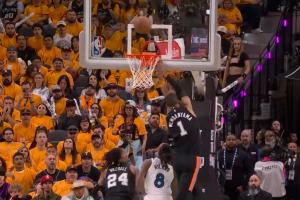 见证历史！文班扇出本场第10帽！追平NBA季后赛历史纪录！