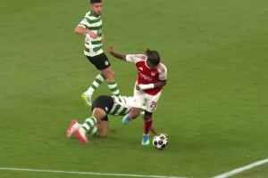 受伤换下！马杜埃凯拼抢倒地痛苦离场！道曼临危受命替补登场！