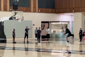 文班的投篮出手感觉是慢了些，但是谁又能盖的了呢？