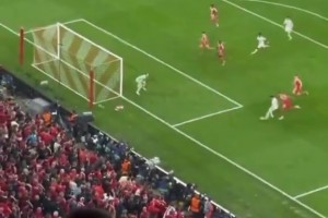 贝林厄姆很无奈！姆巴佩传球给他，没想到被维尼修斯截胡了