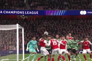 可惜！道曼完美角球开出，特罗萨德无人盯防头球击中立柱！