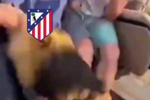 狮子变狗！马竞社媒嘲讽巴萨：雄狮咬人？其实是戴头套的狗！