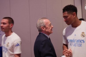 有信心逆转吗？弗洛伦蒂诺来到皇马下榻酒店做赛前动员