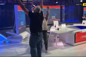 嗨了加泰罗尼亚电视台TV3的记者们庆祝皇马欧冠被淘汰