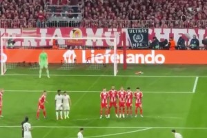 太帅了！球迷实拍居莱尔任意球世界波，脚法是好啊！