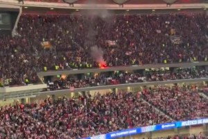巴萨球迷区因进球庆祝点燃焰火，安保火速出动将其扑灭