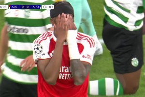 马杜埃凯内切杀入禁区爆射击中边网！场边阿尔特塔抱头遗憾！