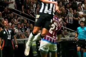 身体素质是真强啊！被撞了还能完成停球传球