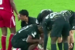 纯粹的体育精神！巴黎球员们围住并安慰受伤的埃基蒂克