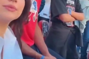 风情万种 霍福德老婆昔日跟孩子交流，美人哦！