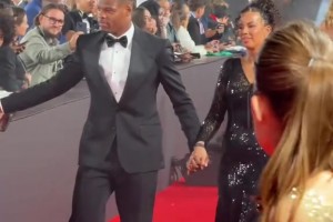 有点小帅啊！来看邓弗里斯西装革履携妻子走红毯