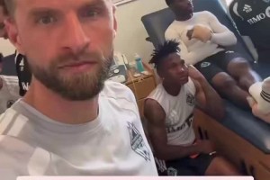 还得是你穆勒带着温哥华白浪队友看欧冠比赛，为拜仁加油！