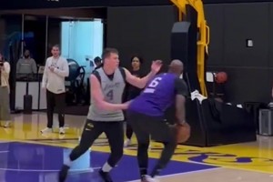 备战季后赛！湖人队内分队进行对抗赛 肯纳德这三分真难啊！