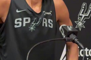 文班就算坐着，看上去也和站着的记者们差不多高