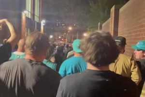 附加赛淘汰热火！大批黄蜂球迷走上街头庆祝！