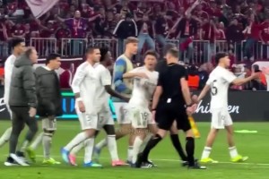 愤怒球迷实拍：赛后皇马球员追着裁判要说法，一直到球员通道