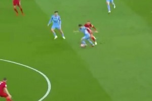 意甲冠军近在咫尺！实拍：逆转科莫后，国米球迷载歌载舞