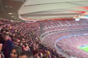 实拍：巴萨打进两球扳平总比分后，看台的巴萨球迷在集体跳舞