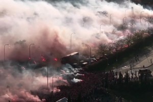 这氛围！外网球迷纷纷被马竞大巴的画面震撼