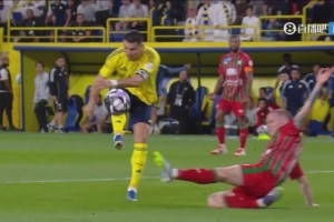 可惜了！C罗禁区内扣过防守打门击中立柱弹出！